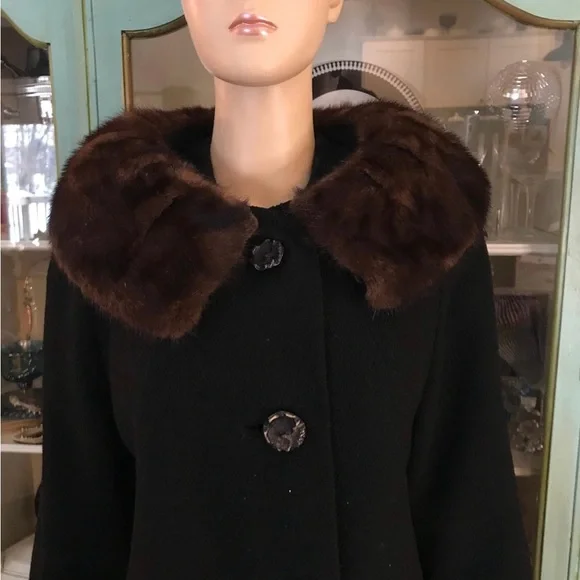 Vintage fur collar coat. Not perfect. - Picture 3 of 7